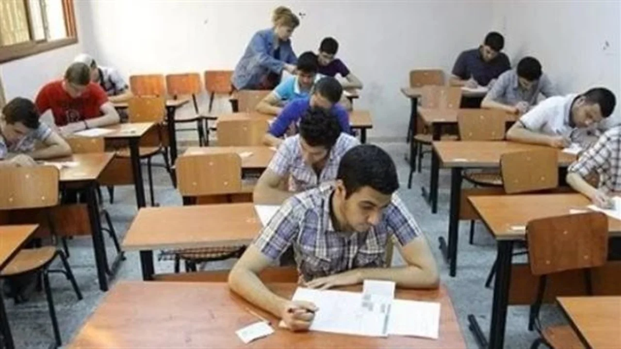 مزاعم جديدة.. وزارة التعليم تتصدى لتلاعب امتحانات الثانوية العامة